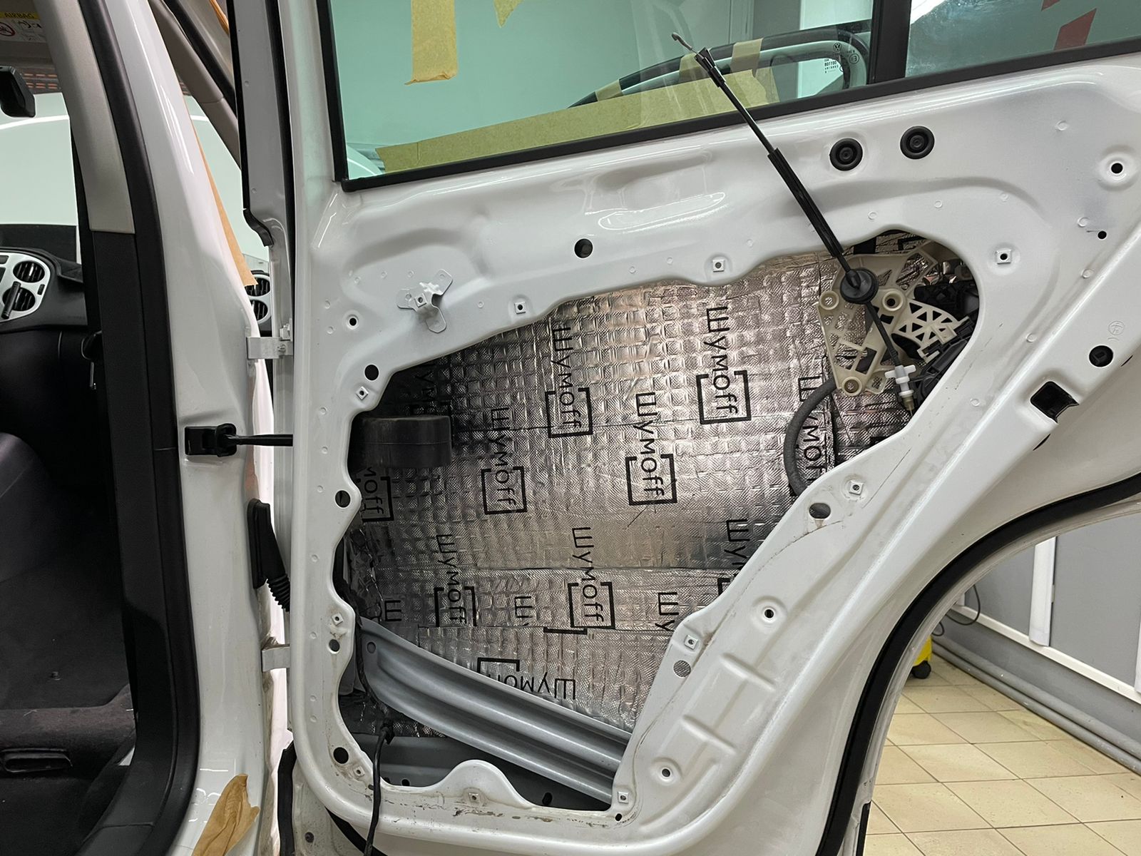 Двери 1 слой вибро2 шумоизоляция Volkswagen Tiguan 1